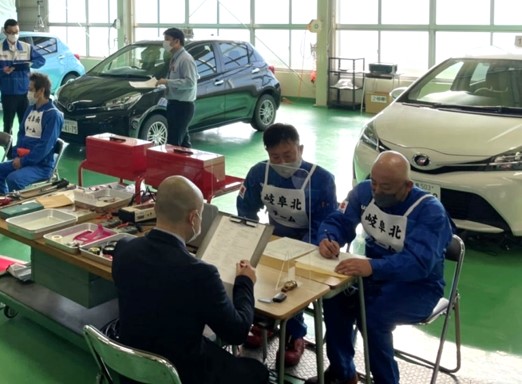 車整備　岐阜県自動車整備技能競技大会のようす